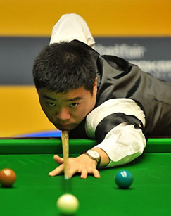 足球国足忙碌备战，训练场加练至夜晚