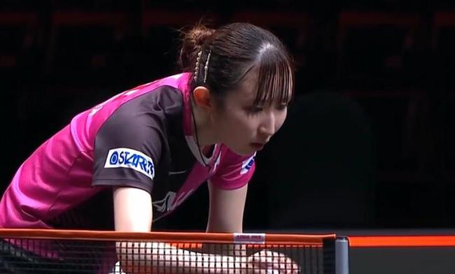 这位前锋的跑动太勤快了