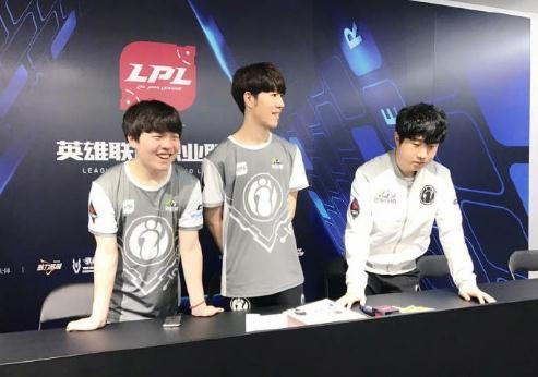 贝克汉姆观看迈阿密国际训练，与梅西、德保罗拥抱